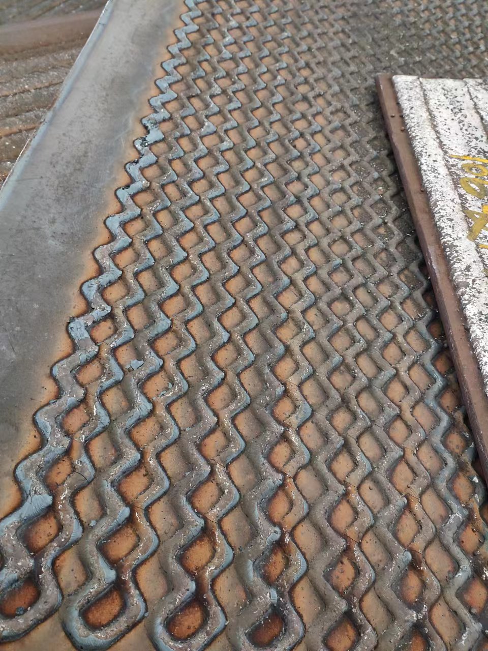 台湾堆焊耐磨板花板8+6
