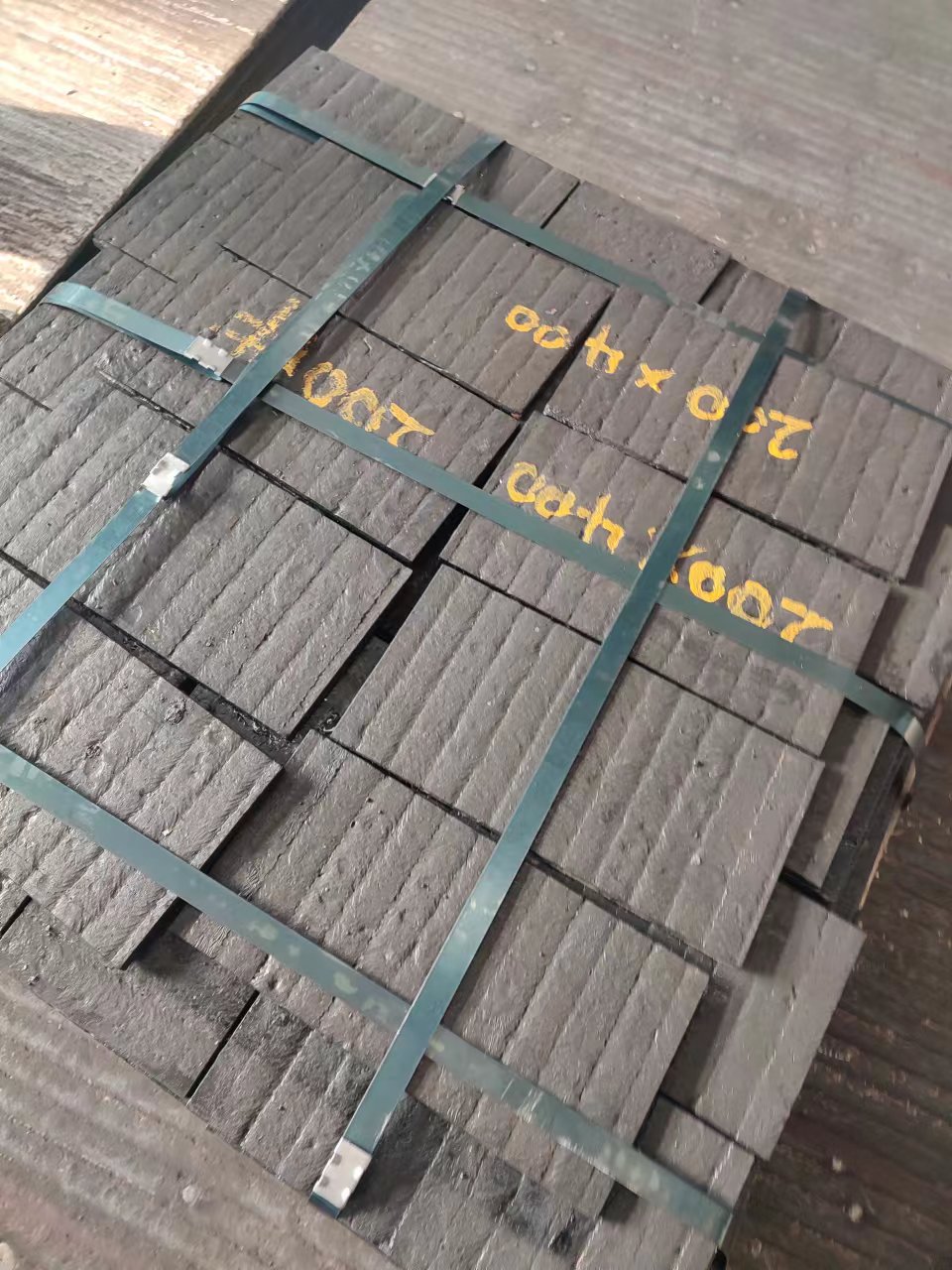 台湾堆焊耐磨板耐磨钢板